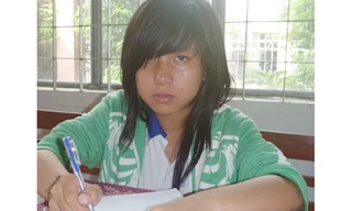 Huỳnh Hồng Ngọc tường trình vụ việc tại Công an thị trấn Tân Hiệp. Ảnh: Châu Thành