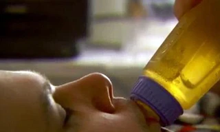 30 tuổi vẫn nằm cũi, bú bình