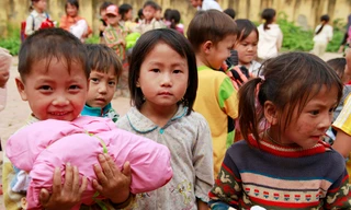 Học sinh xã Suối Bau (Sơn La) nhận áo ấm từ tình nguyện viên Hà Nội