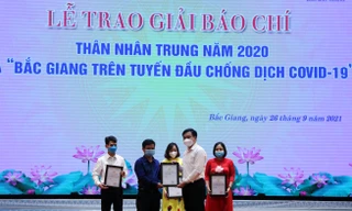 Ban tổ chức trao giải cho phóng viên Tiền Phong