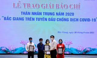 Ban tổ chức trao giải cho phóng viên Tiền Phong