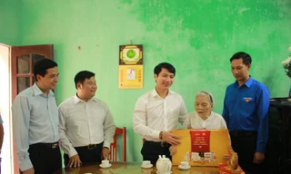 Bí thư Trung ương Đoàn Nguyễn Ngọc Lương thăm tặng quà mẹ Việt Nam anh hùng