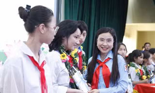 Chị Nguyễn Phạm Duy Trang - Bí thư Trung ương Đoàn, Chủ tịch Hội đồng Đội Trung ương trao học bổng tặng các em thiếu nhi có hoàn cảnh khó khăn. Ảnh: Nguyễn Thắng.