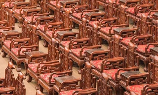 Hàng ghế gỗ Đồng Kỳ trong Nhà hát dân ca quan họ Bắc Ninh.