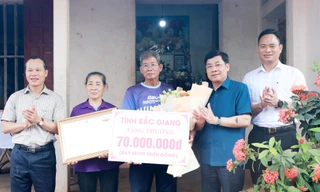 Bí thư Tỉnh ủy Bắc Giang Dương Văn Thái (thứ 2 bên phải) động viên gia đình Nguyễn Thị Oanh.