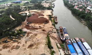 Cảnh bờ sông Thương qua Bắc Giang nham nhở vì hàng chục cảng lậu