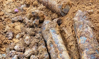 Đào móng nhà, người dân phát hiện hơn 1,4 tấn đầu đạn pháo và lựu đạn