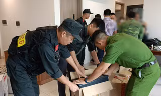 Lực lượng công an thu giữ tang vật.