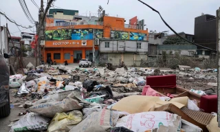 Rác thải cỡ lớn chất đống, liên tục bị đốt cháy ở quận nội thành Hà Nội