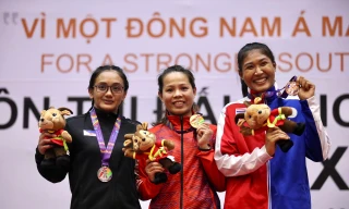Huỳnh Kim Vàng (ảo đỏ ở giữa) vượt qua nỗi đau mất người thân, giành huy chương vàng SEA Games 31 ảnh Như Ý