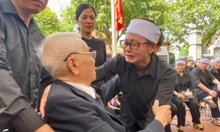 Hình ảnh thầy giáo của Tổng Bí thư Nguyễn Phú Trọng đi xe lăn, chống gậy đến viếng người học trò