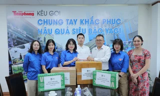 Đoàn viên thanh niên Nhà xuất bản Kim Đồng ủng hộ tiền mặt và nhu yếu phẩm đến bà con vùng lũ 