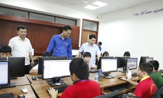 Lãnh đạo Ban Dân vận, Sở Thông tin và Truyền thông cùng Phó Bí thư Tỉnh Đoàn Bắc Ninh Nguyễn Bảo Đại động viên các thí sinh trước giờ thi. Ảnh: Nguyễn Thắng.