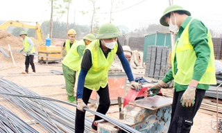 Công nhân xây dựng hạ tầng Khu công nghiệp Tân Hưng.