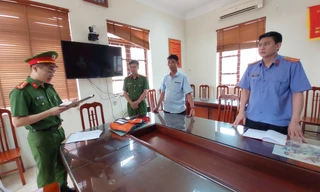 Cơ quan Cảnh sát điều tra Công an tỉnh Bắc Giang thực hiện các thủ tục tố tụng đối với bị can Thái Văn Vĩnh (thứ 2 từ phải sang).