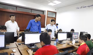 Lãnh đạo Ban Dân vận, Sở Thông tin và Truyền thông cùng Phó Bí thư Tỉnh Đoàn Bắc Ninh Nguyễn Bảo Đại động viên các thí sinh trước giờ thi. Ảnh: Nguyễn Thắng.