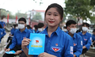 Một bạn đoàn viên vui vẻ khi được kết nạp vào tổ chức Đoàn