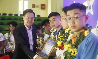 Anh Trần Văn Đăng, Phó Bí thư Tỉnh Đoàn Bắc Ninh trao danh hiệu "Sinh viên 5 tốt"