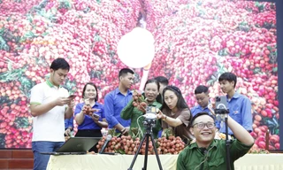 Đoàn viên và thanh niên cùng các TikToker Livestream bán vải thiều Bắc Giang. Ảnh: Nguyễn Thắng.