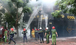 Cơ quan chức năng tỉnh Bắc Ninh chữa cháy quán bi - a ở thành phố Bắc Ninh
