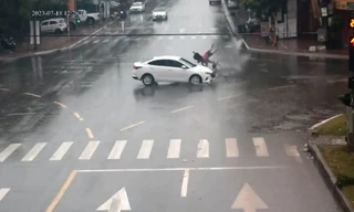 Nam thanh niên đi tốc độ cao vượt đèn đỏ va chạm ô tô đi đúng phần đường.