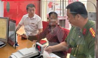 Phòng giao dịch Tân Dĩnh phối hợp với Công an xã tuyên truyền, giải thích cho bà H.T.H