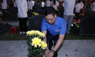 Bí thư Tỉnh Đoàn Bắc Giang Thân Trung Kiên thắp hương tưởng nhớ anh hùng liệt sĩ. Ảnh: Nguyễn Thắng.