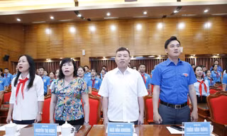 Anh Trần Văn Đăng - Phó Bí thư Tỉnh Đoàn Bắc Ninh và lãnh đạo Ban Dân vận tỉnh Bắc Ninh tham dự chương trình. Ảnh: Nguyễn Thắng.