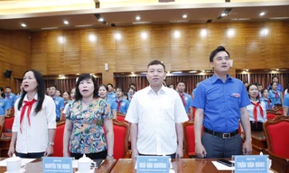 Anh Trần Văn Đăng - Phó Bí thư Tỉnh Đoàn Bắc Ninh và lãnh đạo Ban Dân vận tỉnh Bắc Ninh tham dự chương trình. Ảnh: Nguyễn Thắng.