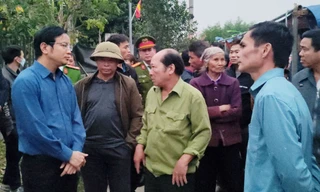 Ông Lê Đức Thắng - Phó Chủ tịch UBND huyện Sơn Động (bên trái) đối thoại với người dân để giải quyết vụ việc.