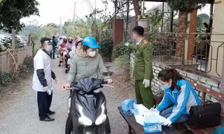 Người dân Bắc Giang khai báo y tế