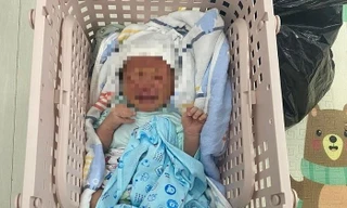 Cháu bé bị bỏ rơi trước cửa nhà dân
