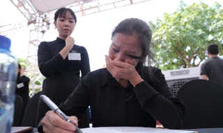 Người dân bật khóc trước di ảnh Tổng Bí thư tại quê nhà