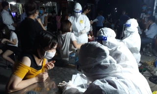 Cơ quan chức năng tỉnh Bắc Giang lấy mẫu xét nghiệm cho công nhân và người dân liên quan ổ dịch Khu công nghiệp Vân Trung