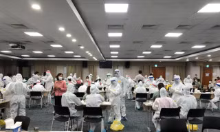 Cơ quan chức năng tỉnh Bắc Ninh lấy mẫu xét nghiệm xuyên đêm cho công nhân Cty Samsung ở Bắc Ninh