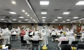 Cơ quan chức năng tỉnh Bắc Ninh lấy mẫu xét nghiệm xuyên đêm cho công nhân Cty Samsung ở Bắc Ninh