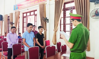 Công an huyện Sơn Động khởi tố các bị can. Ảnh: Nguyễn Thắng.