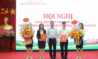 Phó Tổng Giám đốc KBNN Triệu Thọ Hân trao quyết định bổ nhiệm cho ông Đỗ Hoàng Sơn và bà Nguyễn Hồng Nhung.