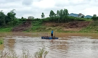 Anh Giang bị cuốn trôi giữa dòng nước lũ trên sông được ông Luân kịp thời cứu giúp