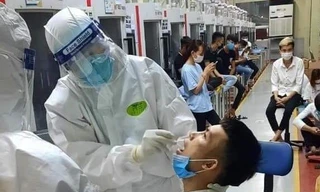 Cơ quan chức năng tỉnh Bắc Giang lấy mẫu xét nghiệm COVID - 19 cho công nhân