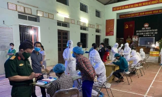 Cơ quan chức năng lấy mẫu xét nghiệm cho người dân tỉnh Bắc Ninh