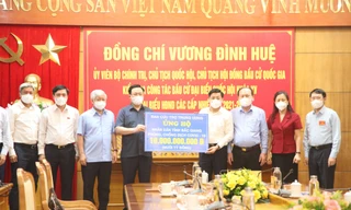 Chủ tịch Quốc hội Vương Đình Huệ và đoàn công tác ủng hộ 10 tỷ đồng cho tỉnh Bắc Giang chống dịch