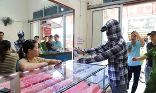 Lực lượng công an dựng lại hiện trường vụ án.