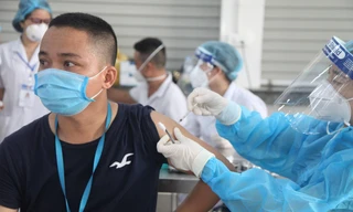 Cơ quan chức năng tiêm vắc xin cho công nhân trong KCN ở tỉnh Bắc Giang