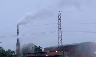 Nhà xưởng của HTX Nông nghiệp Vân Cẩm số 1 xả khói ra môi trường