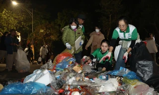 Thanh niên chung tay dọn rác sau đêm countdown trên phố đi bộ hồ Hoàn Kiếm