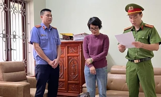 Cơ quan Cảnh sát điều tra, Công an tỉnh Bắc Giang thực hiện các thủ tục tố tụng đối với bị can Dương Thị Nga (đứng giữa)