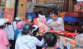 Xếp hàng mua bánh trung thu ở làng nghề nổi tiếng nhất Hà Nội 