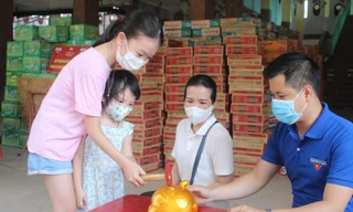 Bé Phương Anh cùng chị đập heo đất tiết kiệm ủng hộ phòng chống dịch