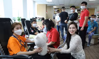 Hoa hậu Đỗ Thị Hà động viên người tham gia hiến máu